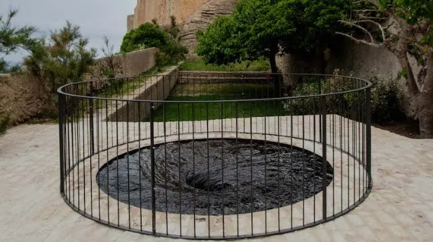 Dans la presse : Grand trou noir et lune liquide,  d’impressionnantes installations sont exposées en Corse