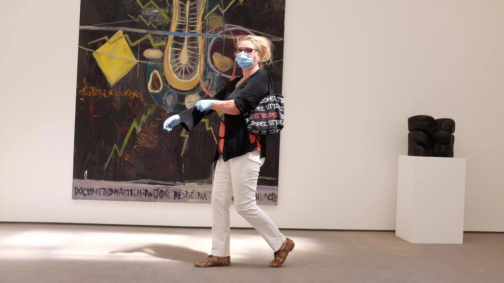 Une visiteuse dans la galerie Nathalie Obadia, dans le quartier du Marais, à Paris. Photo prise le 19 mai 2020. © Siegfried Forster / RFI