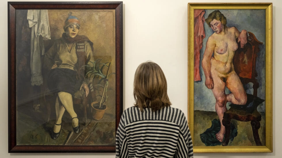 « Portrait de L. Psysheva, l'épouse de l'artiste » (1926) d'Oleksandr Schewtschenko, à gauche, et « Modèle avec fauteuil » (1922-1923) d'Oleksandr Osmyorkin, à droite, au Kunstmuseum de Bâle, en Suisse, le 6 décembre 2022. AP - Georgios Kefalas