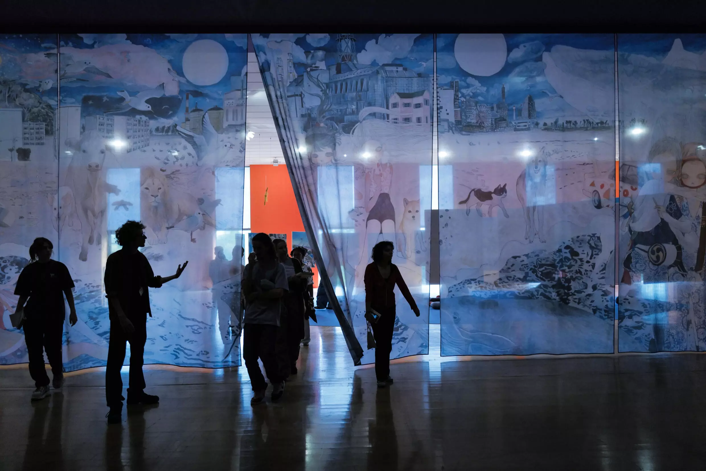 Des visiteurs de l'exposition consacrée à l'artiste japonaise Aya Takano au Musée d'art contemporain de Lyon, le 22 septembre 2023 © OLIVIER CHASSIGNOLE / AFP
