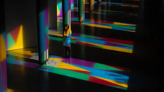 "Allegro, ma non troppo" du plasticien français Daniel Buren, oeuvre éclairée en couleurs par le soleil à travers des vitraux multicolores, au Palais d'Iena à Paris, le 17 octobre 2023 ©AFP - JOEL SAGET