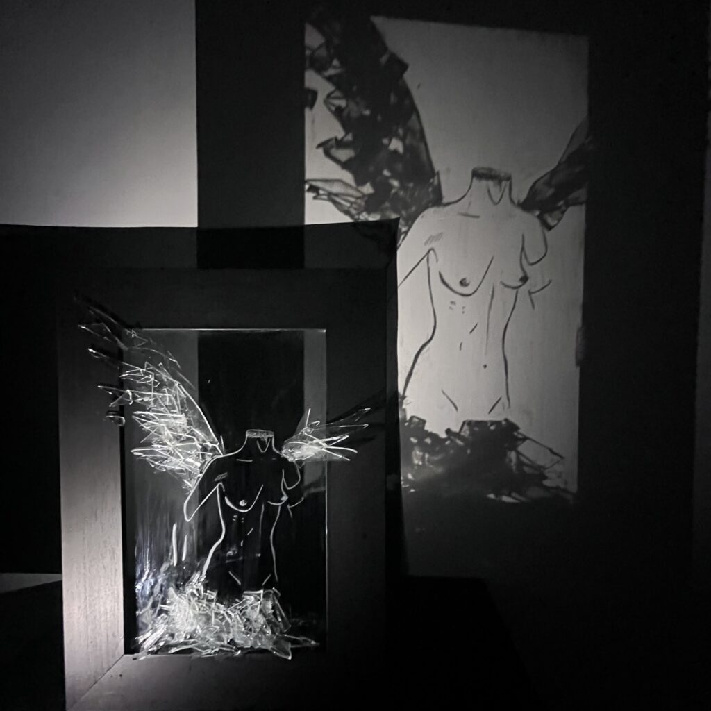 Oeuvre de Caroline Arucci - Les Ailes de Cioran (Série La Chair du Verre) - 2024
Verre gravé et cadre en bois
26×36,5 x 3,7 cm (avec le cadre)