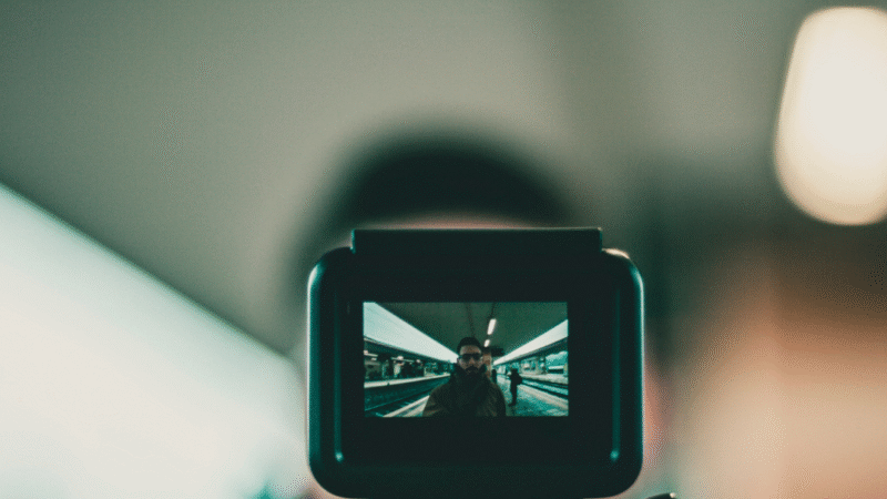 Filmer l’invisible : comment les artistes peuvent sublimer leur processus de création grâce à la vidéo