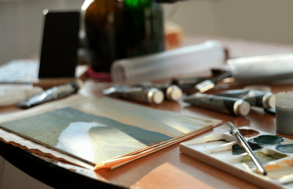 Photo de Andrew N: https://www.pexels.com/fr-fr/photo/espace-de-travail-de-l-artiste-32011888/